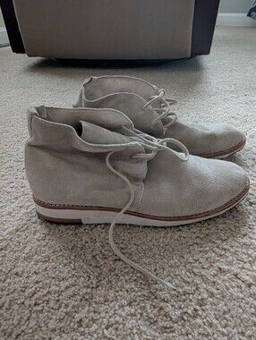 Matt Bernson Hyland Suede Chukka Boots in Light Gray
